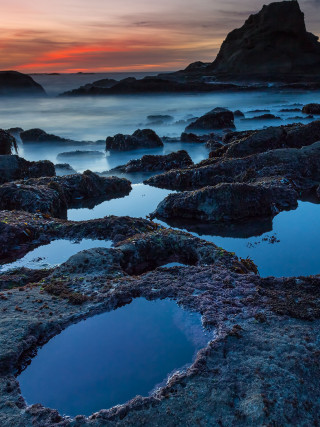 Sunset rocky beach puddle water - free landscape wallpaper for mobile