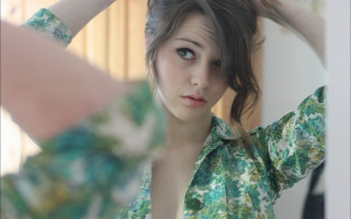 Woman mirror hair green shirt - porcelain skin free wallpaper