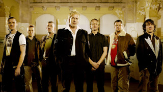 Bauhaus men yellow wall white - a white door free wallpaper