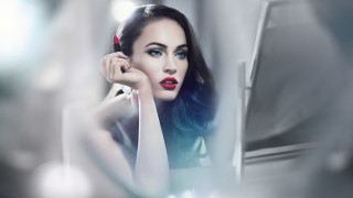 Woman blue hair mirror red - a red lipstick free wallpaper for desktop
