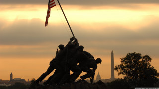 Soldiers raising flag monument washington - a group of soldiers free wallpaper