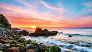Sunset rocky beach wave crashing - a sunset over a rocky beach free wallpaper for desktop