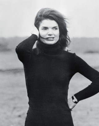 Woman black turtleneck sweater posing - free bikini wallpaper for mobile