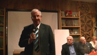 Man crowd microphone speaking event - his hand and a microphone free wallpaper for desktop