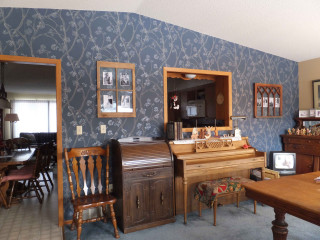 Living room piano tv mirror - open ceiling free wallpaper