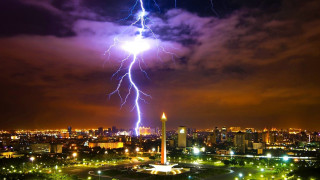 Lightning bolt city night skyline - dramatic lightning free wallpaper for desktop