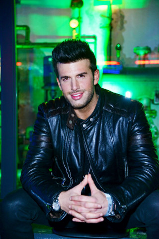 Man stool green lights black - plasticien free wallpaper for mobile