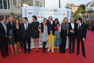 Red carpet group man suit - a white sign free wallpaper