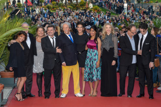 Group red carpet crowd people - eric de kolb free wallpaper