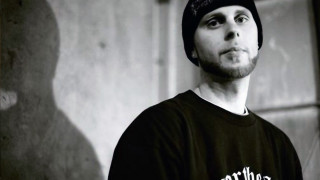 Man hat wall shadow standing - a hat free wallpaper