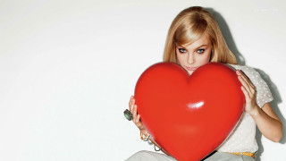 Woman heart balloon pose ring - pop art free wallpaper