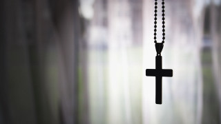 Black cross chain window sill - free christmas wallpaper for desktop
