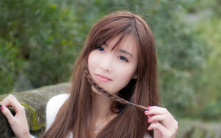 Woman long hair hairbrush smiling - chen lu free wallpaper