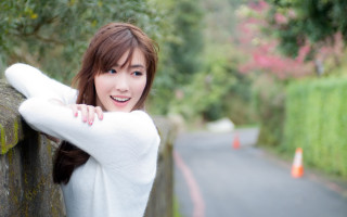 Woman leaning wall smile blue - phuoc quan free wallpaper