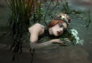 Woman crown floating water flowers - pre free wallpaper