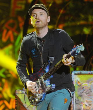 Man hat playing guitar stage - free motorcycles wallpaper