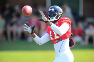 Football player throwing ball game 4 - a crowd watching free wallpaper