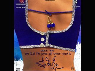 Woman blue bikini gold chain - a gold chain free wallpaper for desktop