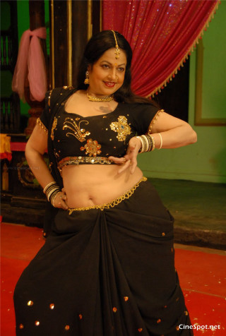 Woman black sari dancing stage - a stage free wallpaper for mobile
