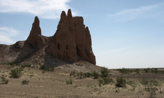 Large rock formation desert sky - a large rock formation in the middle of a desert area free wallpaper