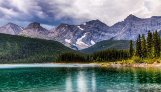 Mountain range lake trees cloudy 4 - a lake in the foreground and trees free wallpaper