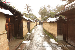 Narrow alley snow buildings trees - eishōsai chōki free wallpaper