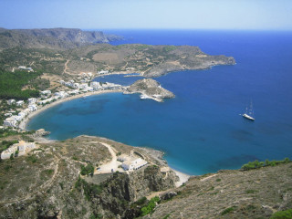 Boat rocky shore beach white - a white boat free wallpaper