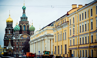 Street truck building green dome - a yellow building free wallpaper