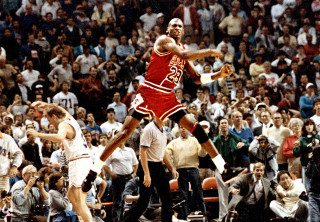 Man red uniform jumping dunk - a red uniform free wallpaper