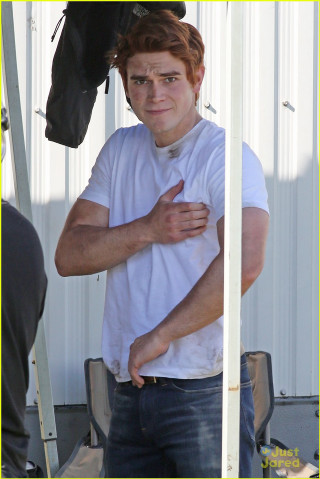 White shirt jeans horse building - a horse free wallpaper