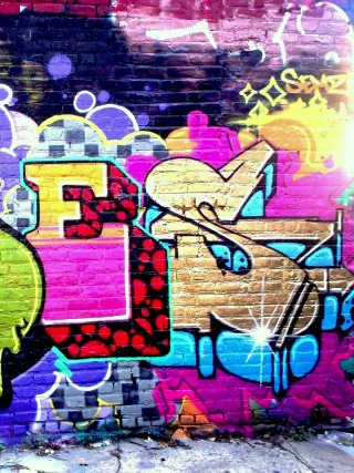 Graffiti wall clock person cellphone - graffiti free wallpaper for mobile