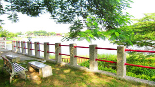Bench table grassy river red - a grassy area next free wallpaper