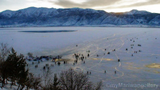 People snow mountain lake group - scene free wallpaper