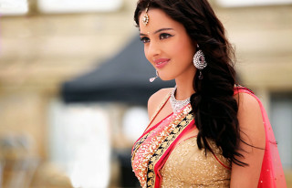 Woman dress jewelry posing city - a building in the background free wallpaper for desktop