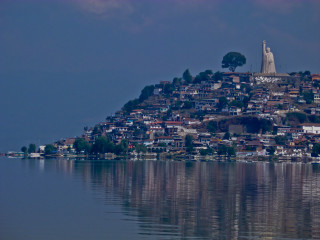 Small island statue lake city - quito school free wallpaper for desktop