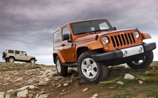 Jeeps parked rocky hill cloudy - a rocky hill free wallpaper