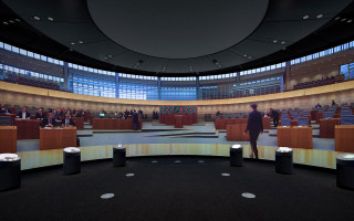 Man podium room people speaker - colijn de coter free wallpaper