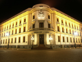 Large building clock nighttime lights - the front of it free wallpaper