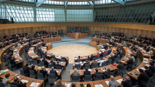 Circular room people tables speaker - people sitting free wallpaper