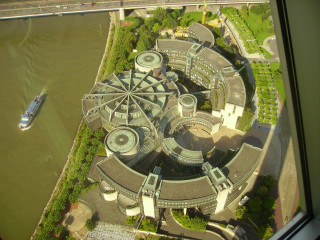 Large building circular design river - free architecture wallpaper for desktop