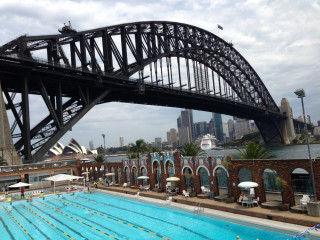 Large swimming pool bridge city - a large swimming pool free wallpaper