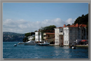 Boat shore hill cityscape water - dosso dossi free wallpaper