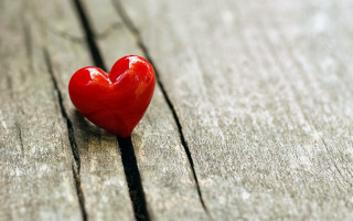 Red heart wooden table shadow - a piece of wood free wallpaper