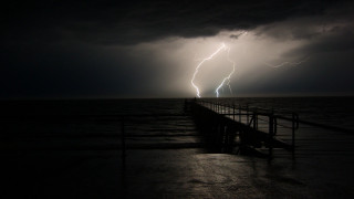 Lightning ocean night pier shockart - a lightning bolt free wallpaper