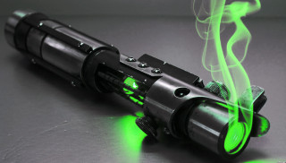 Green laser light gun table - war free wallpaper for desktop