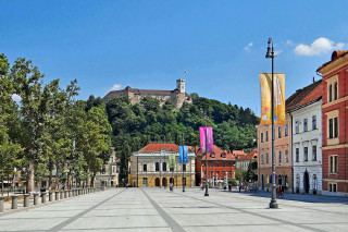City street castle background flag - danube school free wallpaper for desktop