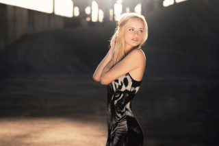 Woman blackwhite dress posing airbrush - her arm behind her head free wallpaper for desktop