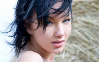 Woman blackhair blueeyes bales posing - hay bale free wallpaper