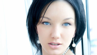 Woman pearl necklace serious look - daphne allen free wallpaper for desktop