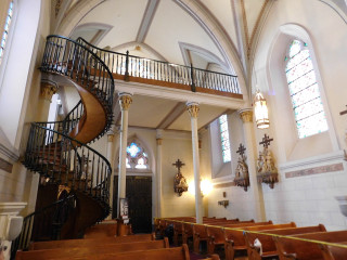 Church spiral staircase stained glass - free architecture wallpaper